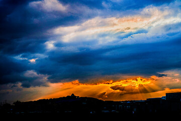 雲間からの太陽光と小牧山城