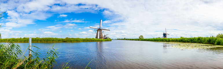 Unesco Weltkulturerbe Windmühle Panorama Landschaft in Dorf Kinderdijk Niederlande Holland. Natur Windkraft Architektur Fluss Mühle. landscape in Netherlands, Europe. Windmills village tourist nature 