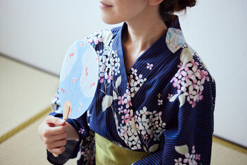 浴衣を着た若い日本人女性