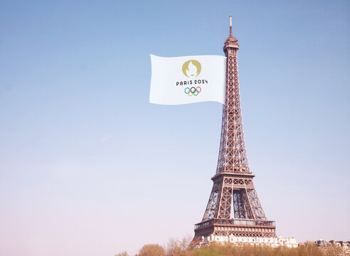 Drapeau des jeux olympiques de Paris 2024 accroch&eacute; &agrave; la tour Eiffel. Montage photographique. 09/08/2021