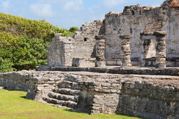 Fototapeta na wymiar House of the Lords or Grand Palace in Tulum. It was the home of the Tulum nobility. The site of a pre-Columbian Mayan walled city on Caribbean coastline in Riviera Maya, Quintana Roo, Yucatan, Mexico.