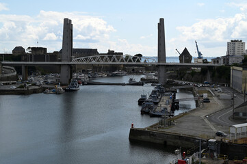 Vue générale du port militaire de Brest avec le pont de La Recouvrance