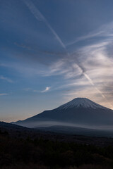 Fototapeta premium 夕暮れの富士山と山中湖