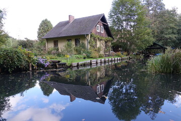 Fototapeta na wymiar Haus bei Lehde im Spreewald