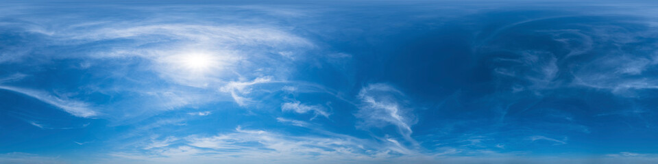  Nahtloses Panorama mit leicht bewölktem Himmel - 360-Grad-Ansicht mit schönen Cumulus-Wolken zur Verwendung in 3D-Grafiken als Himmelskuppel oder zur Nachbearbeitung von Drohnenaufnahmen

