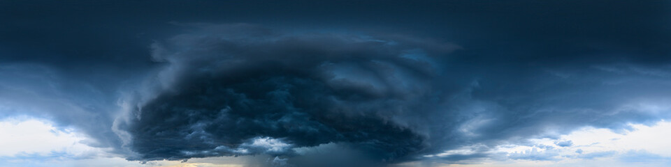  Nahtloses Himmels-Panorama mit aufziehendem Unwetter, 360-Grad-Ansicht mit dramatischen Wolken zur...