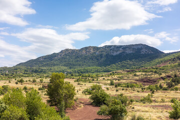 Fototapeta premium Vue sur le Mont Liausson depuis le Lac du Salagou (Occitanie, France)