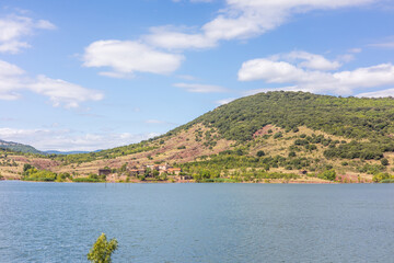 Obraz premium Village abandonné de Celles sur les rives du lac du Salagou (Occitanie, France)