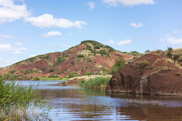 Paysage autour du Lac du Salagou en été (Occitanie, France)
