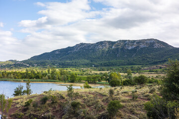 Fototapeta na wymiar Vue sur le Mont Liausson depuis le Lac du Salagou (Occitanie, France)