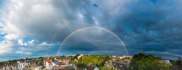 Imposanter Regenbogen über Augsburg nach einem Regenschauer an einem Sommerabend