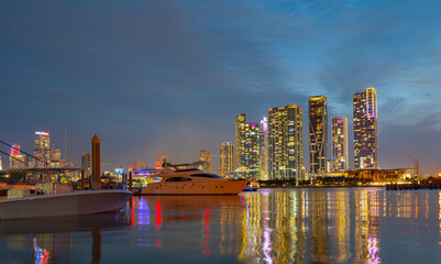 Naklejka premium Miami city skyline view from Biscayne Bay.