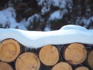 薪の上に積もった雪