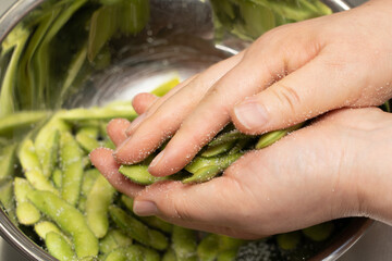 枝豆の下ごしらえ〜塩もみ作業