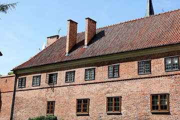 Stary ceglany budynek zamku krzyżackiego.