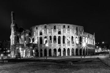 Fototapeta na wymiar illuminated colloseum (colliseum) ín Rome by night,