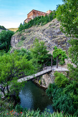 Fototapeta na wymiar Puente colgante sobre el río Guadalaviar, Albarracín, Teruel, España