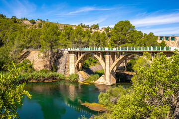 Puente sobre el Río Turia con el embalse Loriguilla de fondo, Chulilla, Valencia, España