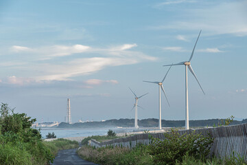 風力発電の風車と火力発電所の煙突
