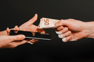 An example of retail trade in smartphones, payment for goods in cash, receiving money for goods sold.