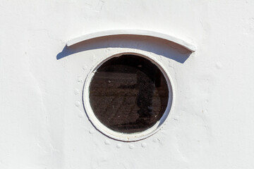 Bullauge an weisser Schiffswand, Deutschland, Europa