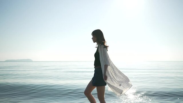 夏の海の女性