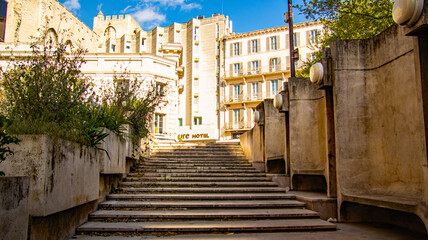 Escalier qui débouche sur le palais des papes d'Avignon.