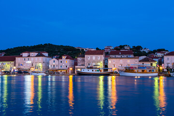 Fototapeta na wymiar クロアチア　トロギルの旧市街から見える対岸の夜景