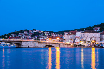 Fototapeta na wymiar クロアチア　トロギルの旧市街から見える橋の夜景