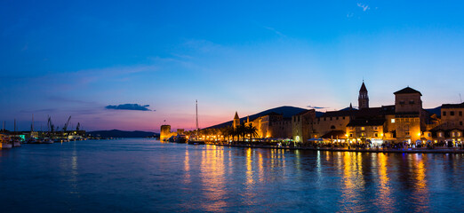 クロアチア　トロギルの旧市街の夜景