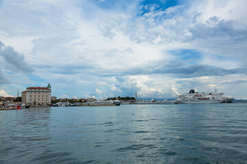 Naklejka premium クロアチア スプリットの旧市街の海岸