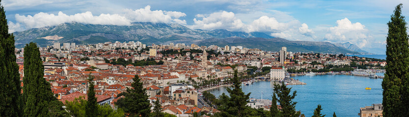 クロアチア　スプリットのマリヤンの丘から眺める市街地とアドリア海