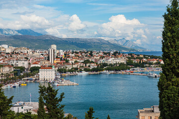 Obraz premium クロアチア スプリットのマリヤンの丘から眺める市街地とアドリア海