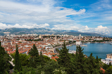 Naklejka na ściany i meble クロアチア　スプリットのマリヤンの丘から眺める市街地とアドリア海