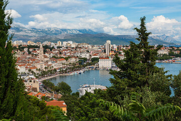 Naklejka na ściany i meble クロアチア　スプリットのマリヤンの丘から眺める市街地とアドリア海