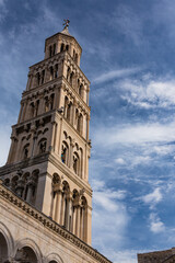 クロアチア　スプリットの旧市街のペリスティル広場から見える聖ドムニウス大聖堂