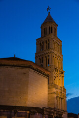 Fototapeta na wymiar クロアチア　夜のスプリットの旧市街の聖ドムニウス大聖堂