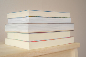 木製の脚立の上に積み上げられた本