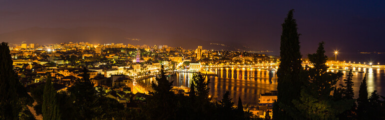 Fototapeta na wymiar クロアチア　スプリットのマリヤンの丘から見える夜景とアドリア海