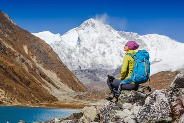 Papier Peint photo autocollant Cho Oyu Voyageur de femme avec sac à dos en randonnée dans les montagnes avec un magnifique paysage d& 39 été de l& 39 Himalaya en arrière-plan. Randonnée au camp de base de l& 39 Everest. Montagne Cho oyu en arrière-plan