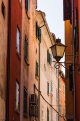 クロアチア　ロヴィニの旧市街の路地裏