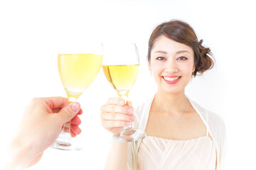 お酒を飲む女性