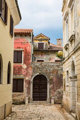 Fototapeta na wymiar クロアチア　ポレッチの旧市街の路地風景