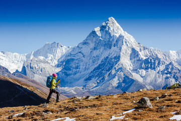 Vrouw reiziger wandelen in de bergen van de Himalaya met de Mount Everest, de hoogste berg van de aarde. Reizen sport levensstijl concept