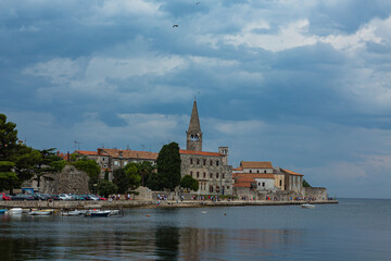 Fototapeta na wymiar クロアチア　ポレッチの旧市街の街並みとアドリア海