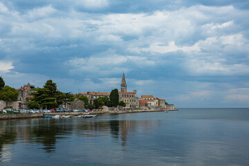 クロアチア　ポレッチの旧市街の街並みとアドリア海