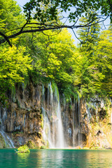 クロアチア　プリトヴィツェ湖群国立公園の流れ落ちる滝