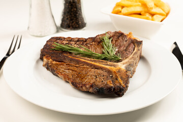 T-Bone Steak mit Rosmarin und Pommes