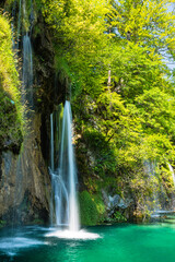 Fototapeta na wymiar クロアチア　プリトヴィツェ湖群国立公園の流れ落ちる滝