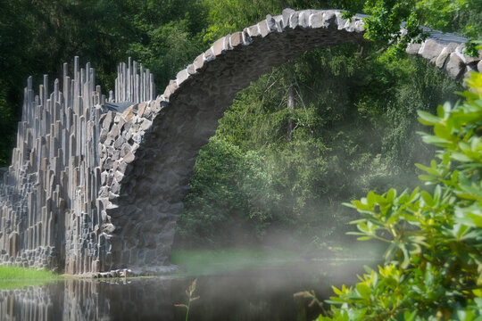 Br&uuml;cke spiegelt sich im Wasser (Rakotzbr&uuml;cke Kromlau)